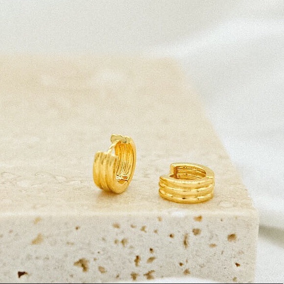 LAST ONE!!💕Mini Jordan Huggie Hoops Earring - Picture 5 of 7